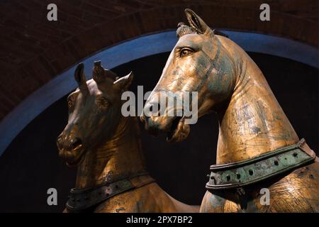 Originale Statuen goldener Bronzepferde in der markuskirche in Venedig Stockfoto