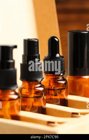 Flaschen mit Öl im Karton, Nahaufnahme. Natürliche Kosmetik Stockfoto