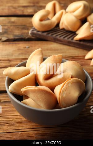 Leckere Glückskekse mit Voraussagen auf einem Holztisch Stockfoto