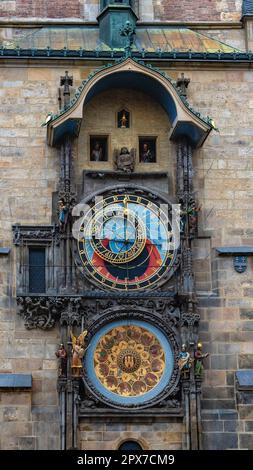 Die Altstadtuhr oder Prager astronomische Uhr ist eine mittelalterliche astronomische Uhr, die sich auf der Südseite des Turms des Alten Rathauses in Prag befindet Stockfoto