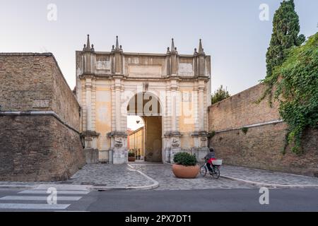 Porta Adriana wurde im 11. Jahrhundert erbaut und ist ein Stadttor von Ravenna, am Rand des historischen Zentrums der Stadt. Italien. Stockfoto