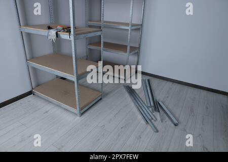 Metallregal mit Werkzeugen zur Raumrenovierung im Büro Stockfoto