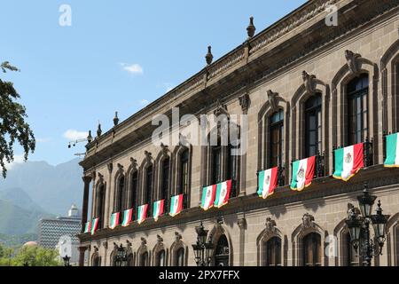 MONTERREY (NUEVO LEON), MEXIKO - 29. SEPTEMBER 2022: Wunderschöner Blick auf den Palacio de Gobierno (Regierungspalast) mit Flaggen an sonnigen Tagen Stockfoto