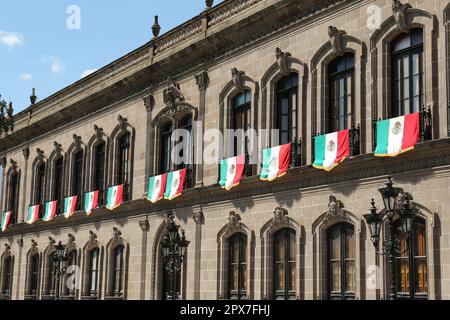 MONTERREY (NUEVO LEON), MEXIKO - 29. SEPTEMBER 2022: Wunderschöner Blick auf den Palacio de Gobierno (Regierungspalast) mit Flaggen an sonnigen Tagen Stockfoto