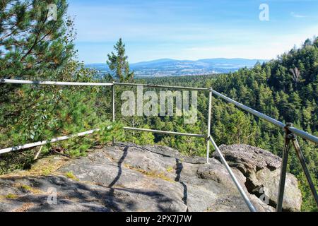 Blick vom Ameisenbergfelsen im Zittauer Gebirge, Herbst Stockfoto