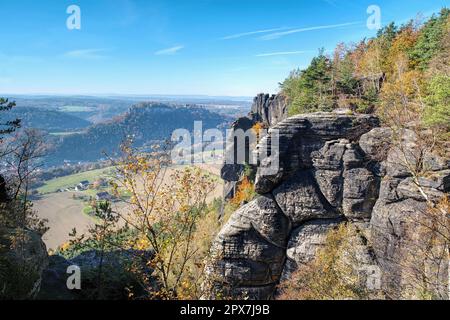Schloss Koenigstein in Elbsandsteingebirge im Herbst, Blick von Lilienstein Stockfoto