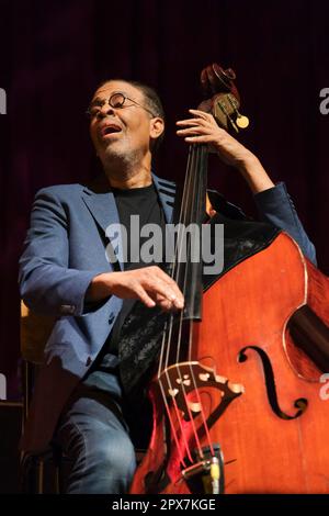 Stanley Clarke tritt beim Cheltenham Jazz Festival auf, 30. April 2023 Stockfoto