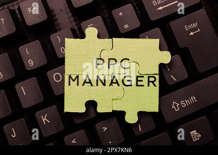 Handschriftlicher Text PPC Manager, ein Wort, auf dem Werbetreibende jedes Mal eine Gebühr zahlen, wenn sie auf eine ihrer Anzeigen klicken Stockfoto