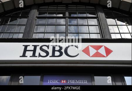 Das Aktenfoto vom 03. Januar 08/09 einer Filiale von HSBC in London, als die Gewinne vor Steuern von HSBC in den ersten drei Monaten des Jahres 2023 um mehr als vier Milliarden Dollar (£3,2 Milliarden Dollar) in die Höhe schnellten, laut einem am Dienstag veröffentlichten Handelsbericht der Bankengruppe. Stockfoto