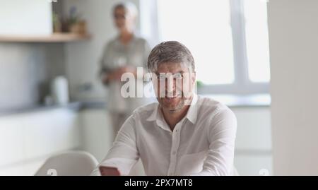 Erfolgreicher Geschäftsmann, der ein Telefon in der Hand hält Stockfoto