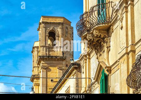 Die Kirche Montevergini wurde auf der Spitze der Via Nicolaci erbaut und zeichnet sich durch die konkave Fassade mit zwei seitlichen Glockentürmen aus. Noto, Sizilien Stockfoto