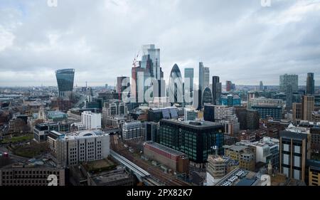 City of London von oben - LONDON, GROSSBRITANNIEN - 20. DEZEMBER 2022 Stockfoto