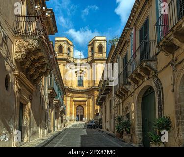 Die Kirche Montevergini wurde auf der Spitze der Via Nicolaci erbaut und zeichnet sich durch die konkave Fassade mit zwei seitlichen Glockentürmen aus. Noto, Sizilien Stockfoto