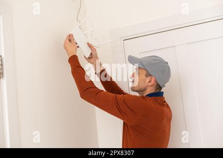 Junger Mann wegen schwachem Internetempfang Stockfoto