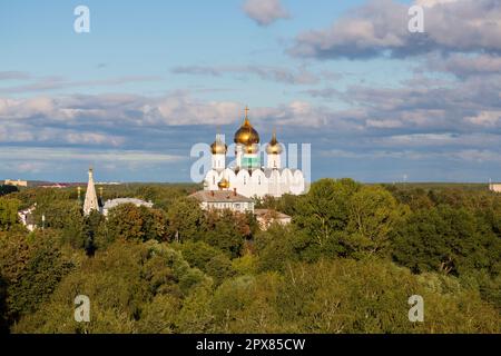 Blick auf die Himmelskathedrale im Sommer vor dem blauen Himmel. Die Stadt Jaroslavl, der touristische Goldene Ring Russlands Stockfoto