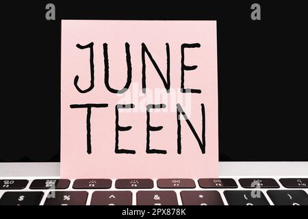 Schild mit June Teen, Internetkonzept gesetzlicher Feiertag in den Vereinigten Staaten vom Ende der Sklaverei in den USA Stockfoto