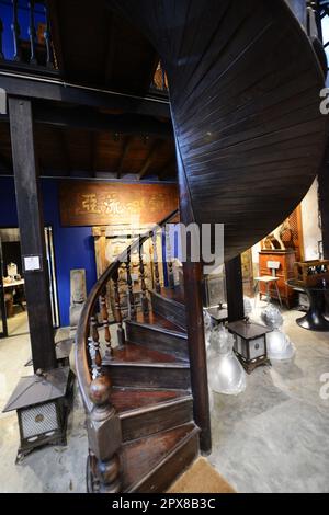 Das schöne Interieur des Hong Sieng Kong Restaurants und Bar in Chareonkrung, Bangkok, Thailand. Stockfoto