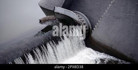 Ein Bild des fließenden Wassers. Der Damm ist so konzipiert, dass der Wasserstand in den Flüssen innerhalb der Stadt zu regeln und technischen Wasser Industrie zur Verfügung zu stellen Stockfoto