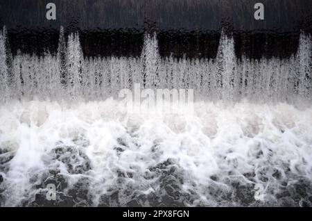 Ein Bild des fließenden Wassers. Der Damm ist so konzipiert, dass der Wasserstand in den Flüssen innerhalb der Stadt zu regeln und technischen Wasser Industrie zur Verfügung zu stellen Stockfoto