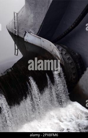 Ein Bild des fließenden Wassers. Der Damm ist so konzipiert, dass der Wasserstand in den Flüssen innerhalb der Stadt zu regeln und technischen Wasser Industrie zur Verfügung zu stellen Stockfoto