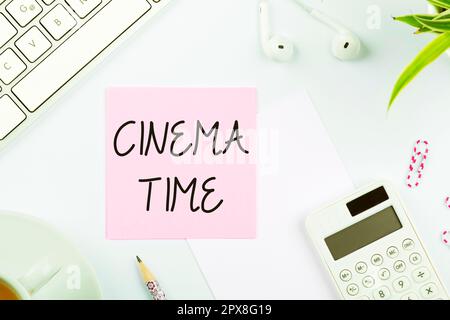 Handgeschriebenes Schild Cinema Time, konzeptionelles Foto, welches Unterhaltung wie der Film, der geplant ist zu beginnen Stockfoto