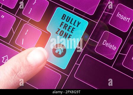 Handgeschriebenes Schild „Bully Free Zone, Business Idea sei respektvoll gegenüber anderen Mobbing“ ist hier nicht erlaubt Stockfoto