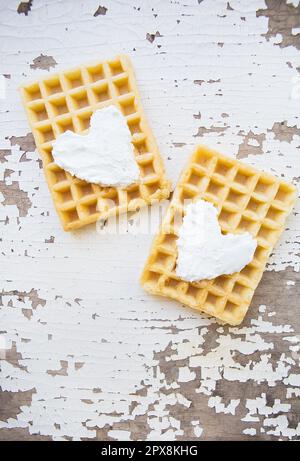 Sehr schöne Belgische Waffeln auf einem alten Tabelle Stockfoto