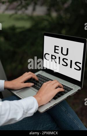 Schreiben mit Text EU Crisis, Internet Concept Eurozone State unfähig, ihre Staatsschulden zurückzuzahlen oder zu refinanzieren Stockfoto