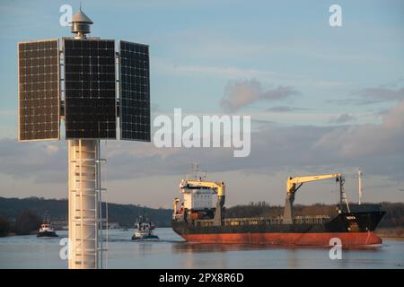 Navigationsschild am Hafeneingang mit Photovoltaikpaneelen Stockfoto