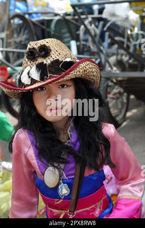 Portrait eines stilvollen thailändischen Mädchens, aufgenommen auf dem farbenfrohen und lebendigen Chatuchak Wochenendmarkt in Bangkok, Thailand. Stockfoto