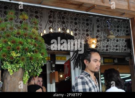 Eine Straßenbar auf dem farbenfrohen und lebendigen Chatuchak Wochenendmarkt in Bangkok, Thailand. Stockfoto