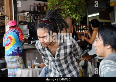 Eine Straßenbar auf dem farbenfrohen und lebendigen Chatuchak Wochenendmarkt in Bangkok, Thailand. Stockfoto