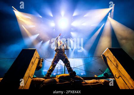 Oslo, Norwegen. 29., 2023. April. Die schwedische Heavy Metal Band Sabaton führt im Rahmen der Tour to End All Tours 2023 ein Live-Konzert im Spektrum in Oslo auf. Hier wird der Gitarrist Tommy Johansson live auf der Bühne gesehen. (Foto: Gonzales Photo - Terje Dokken). Stockfoto