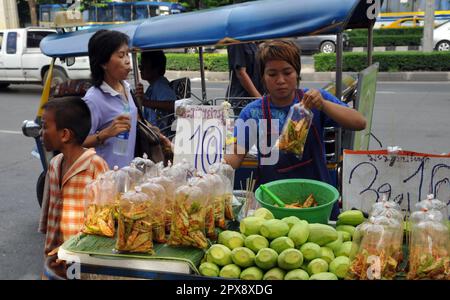 Ein Som Tam/pikanter grüner Papayasalat Verkäufer in Bangkok, Thailand. Stockfoto