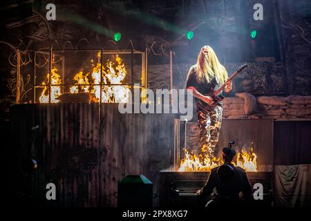 Oslo, Norwegen. 29., 2023. April. Die schwedische Heavy Metal Band Sabaton führt im Rahmen der Tour to End All Tours 2023 ein Live-Konzert im Spektrum in Oslo auf. Hier wird der Gitarrist Tommy Johansson live auf der Bühne gesehen. (Foto: Gonzales Photo - Terje Dokken). Stockfoto