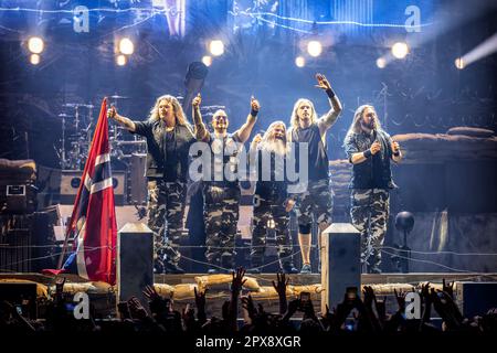 Oslo, Norwegen. 29., 2023. April. Die schwedische Heavy Metal Band Sabaton führt im Rahmen der Tour to End All Tours 2023 ein Live-Konzert im Spektrum in Oslo auf. Hier dankt die Band den Fans nach dem Konzert. (Foto: Gonzales Photo - Terje Dokken). Stockfoto