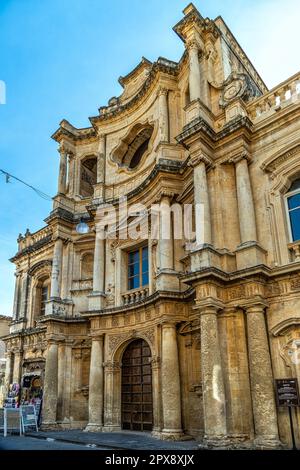 Die Fassade der Kirche San Carlo al Corso, die San Carlo Borromeo gewidmet ist, ist die Kirche der antiken Residenz der Jesuiten von Noto. Sizilien Stockfoto