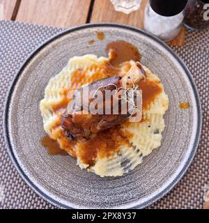 Geschmortes Lammfleisch auf der Kartoffelpüree Stockfoto