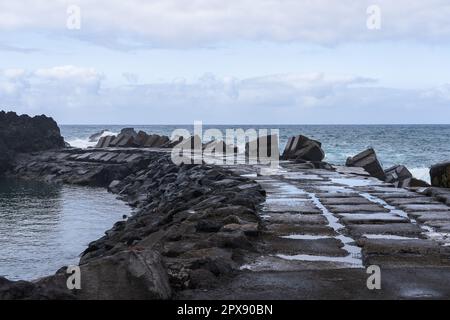 Tosenden Ozean an der Küste von Porto Moniz, Madeira Stockfoto