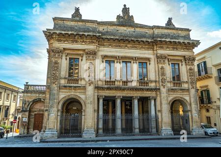 Das Stadttheater Tina di Lorenzo, früher bekannt als Stadttheater Vittorio Emanuele III, ist das Haupttheater in Noto. Noto, Sizilien Stockfoto