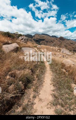 Nationalpark Andringitra, Region Haute Matsiatra, Madagaskar, wunderschöne Berglandschaft mit Wanderweg zum Gipfel und Massifen. Wandern in Andringitra Moun Stockfoto