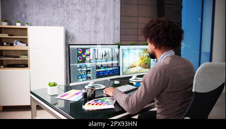 African American Video Editor Tech Job Mit Computer Stockfoto