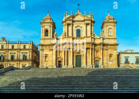 Die Fassade der Kathedrale von San Nicolò, restauriert im 18. Jahrhundert im sizilianischen Barockstil mit einer neoklassizistischen Kuppel. Noto, Sizilien Stockfoto