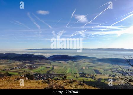 Wundervolle Aussicht auf dichten Nebel am Horizont mit blauem Himmel und Sonnenschein von einem Berg Stockfoto