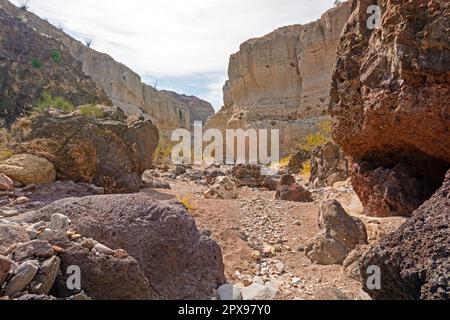 Abgeschiedener Weg durch einen Vulkan im Big Bend National Park in Texas Stockfoto