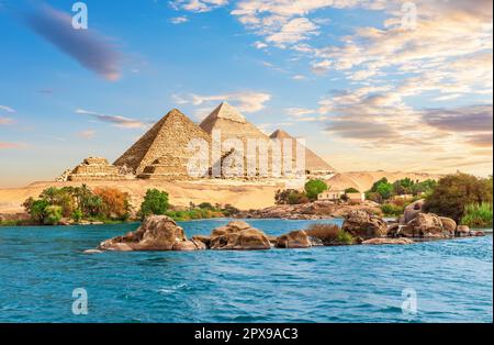 Afrikanische Steine bei Assuan im Nil auf dem Weg zu den Pyramiden, Ägypten. Stockfoto