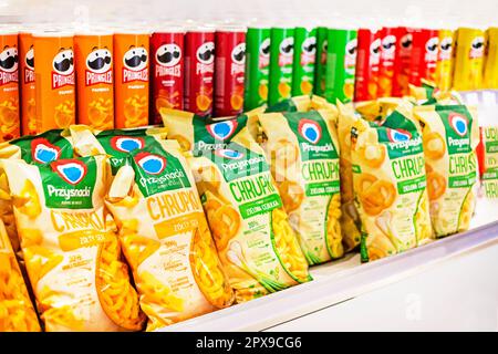 Pringles Chips verschiedener Art auf der Theke in einem Geschäft im Respublika Einkaufszentrum in Kiew in der Ukraine am 30. April Stockfoto