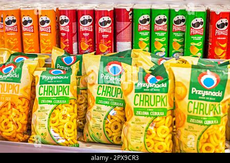 Pringles Chips verschiedener Art auf der Theke in einem Geschäft im Respublika Einkaufszentrum in Kiew in der Ukraine am 30. April Stockfoto