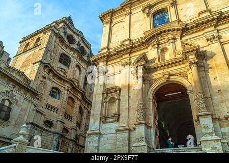 Die Kirche und das Kloster von San Francesco d'Assisi all'Immacolata ist eine der Kirchen von Noto im sizilianischen Barockstil. Noto, Sizilien Stockfoto