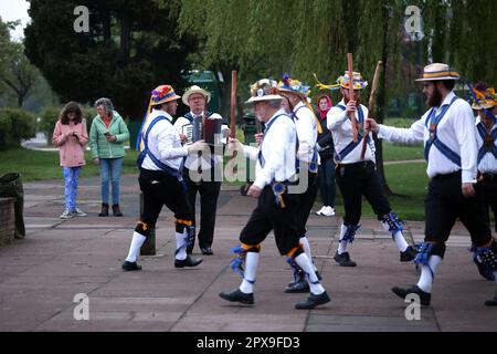 Peterborough, Großbritannien. 01. Mai 2023. Die Peterborough Morris morris Tänzer „Dancing in the Dawn“ am Mai neben dem Fluss Nene am Ufer in Peterborough, Cambridgeshire. Kredit: Paul Marriott/Alamy Live News Stockfoto